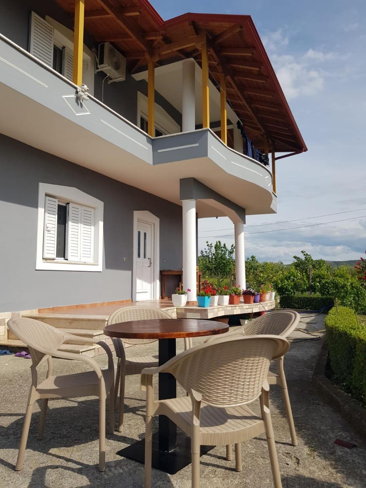 Rent Rooms Sakolli Berat Buitenkant foto