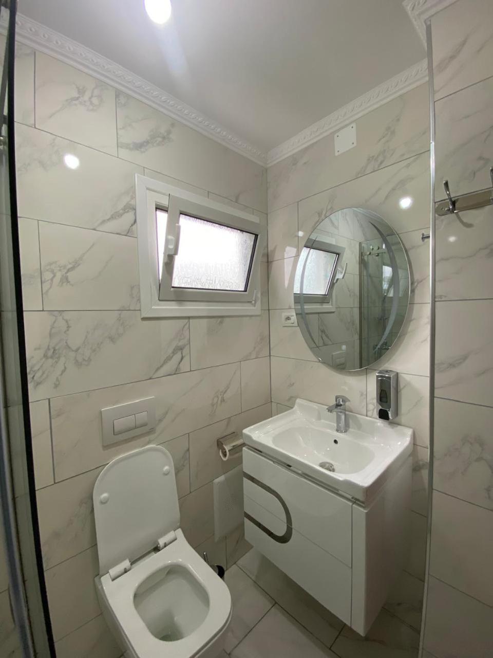 Rent Rooms Sakolli Berat Buitenkant foto